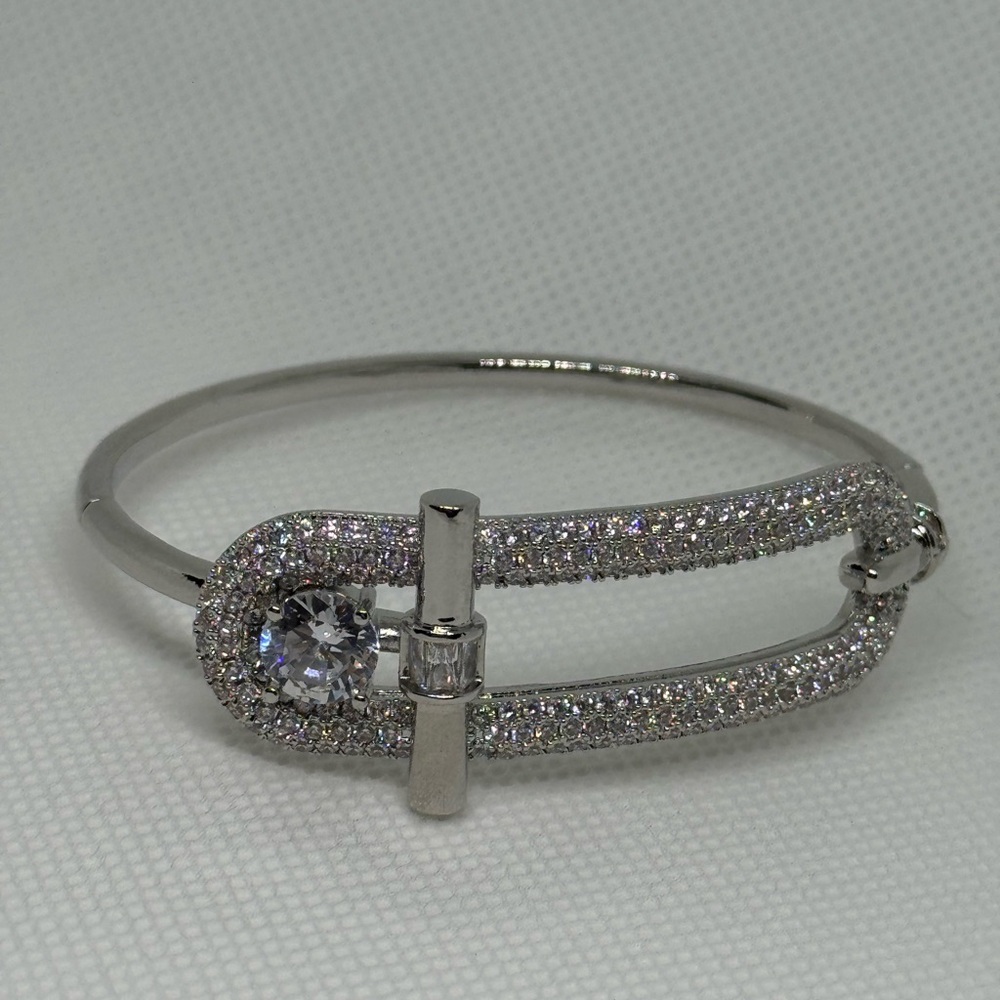 Elegant Silver Bracelet with Crystal Accents